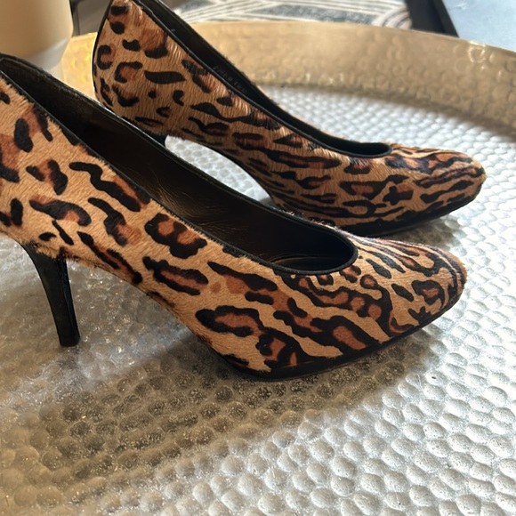 Stuart Weitzman pumps. Leopard print. Fur - Picture 4 of 5